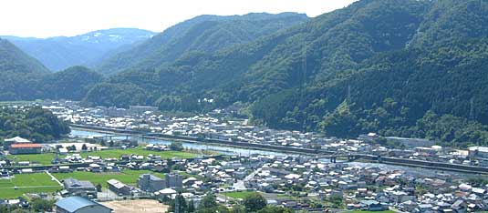 岡山県中西部の備中高梁市成羽町の全景。ここに酒蔵、白菊酒造株式会社があります。